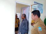 Bupati Jayapura didampingi Kadis kesehatan Kabupaten Jayapura saat melihat sarana dan prasarana Puskesmas Sentani dilokasi baru.