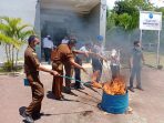 Ka.BNN Jayapura bersama pihak Kepolisian, Kejaksaan, Kalapas, Lanud Silas Papare dan PT. Angkasapura saat memusnahkan narkotika jenis ganja dengan cara dibakar.
