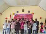 .Bupati Supiori, Drs.Jules Warikar,MM foto bersama Kepala Dinas Pendidikan Supiori, Rafles Ngilamele dan mahasiswa yang mengikuti study di Cina.(Foto.Desi).