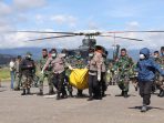 Jenazah Heli MI-17 saat dievakuasi di Bandara Oksibil,setelah berhasil dibawa dari di pegunungan Mandala Distrik Oksop, Pegunungan Bintang, Papua.( Foto. Penrem 172PWY)