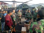 Komandan Korem,( Danrem) 172PWY Kolonel Inf J. Binsar Parluhutan Sianipar saat menyaksikan pendoropan bahan makanan, minuman serta oksigen bagi tim evakuasi Heli MI-17.( Penrem 172PWY)