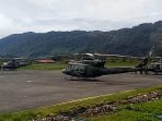 Lima heli bell yang terdiri, 3 dari TNI AD dan 2 dari pihak swasta saat ini telah standbay di Bandara Oksibil.(Foto.Penrem 172PWY)