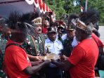 Panglima TNI saat menerima sertifikat lahan lokasi pembangunan Kogabwilhan III dari tokoh adat suku Kamoro disaksikan Kapolri, Kapolda, dan Pangdam.(Foto. Humas Polda Papua)