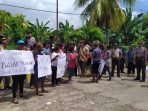 Puluhan anak adat alm. Yakobus Tanawani menggelar aksi demo damai di depan kantor Pertamina Serui sambil membawa spanduk dan baliho.( Foto.Andre)