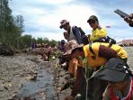 Satuan Polairud Polres Mimika, Masyarakat, TNI, dan Saka Byangkara saat serentak menanam pohon Mangrove di Pesisir Pomako.( Foto.Humas Polda Papua)