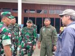 Danrem saat berbicara dengan pilot pihak swasta sebelum tim evakuasi diberangkatkan.( Foto.Penrem 172PWY)