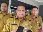 Ketua Panitia Hut Kabupaten Kepulauan Yapen, Sonny Woria bersama Panitia saat menyampaikan jenis kegiatan yang akan dilombakan pada HUT yang ke-51.(Foto.Andre).