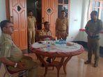 Bupati Biak Numfor, Herry Aryo Naap,S.Si,M.Pd Saat menggelar rapat bersama sejumlah pejabat di Guest House.(Foto.Humas dan Protokol Setda Kabupaten Biak.)