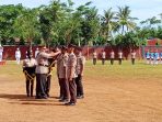 Kapolda Papua saat menyematkan penghargaan dan tanda kepangkatan kepada tiga perwakilan Bintara Polisi saat dilantik. 