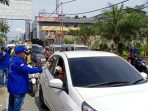 Kader Demokrat saat membagikan masker gratis kepada masyarakat khususnya, pengguna jalan raya dipintu masuk bandara Sentani.
