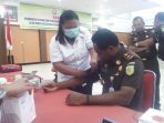 Kajati Papua saat memeriksakan gula,darah dan tensi pada sosialisasi pencegahan dan penanggulangan virus corona yang digelar di Kejati Papua.(Foto.Andika)