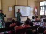 Personil Satgas TMMD Ke-107 saat mensosialisasikan wawasan kebangsaan dan 4 pilar kebangsaan kepada siswi SD Inpres Kibay.(Foto. Pendam XVIICenderawasih)