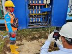 Petugas PLN saat memeriksa salah satu gardu guna mendukung suplai listrik di Rumah sakit Rujukan penanganan Covid-19.(Foto.Humas PLN )
