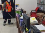 Petugas saat menyemprotkan desinfektan disalah satu ruangan PLN UP3 Jayapura.(Foto.Humas PLN Jayapura)