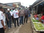 Bupati Biak Numfor saat meninjau pasar guna memberitahukan kepada pedagang bakal membeli hasil kebun petani.( Foto.Dessy)