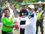Bupati Jayapura saat menyerahkan secara simbolis paket sembako yang merupakan bantuan APSO Papua kepada masyarakat terdampak corona.