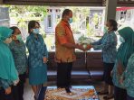 Direktur RSUD Serui saat menerima bantuan masker dari PKK Kabupaten Kepulauan Yapen (Foto. Andrew)