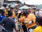 Kader Hanura Papua saat membagikan masker di Pasar Youtefa, Abe, Kamkey dan Waena.