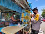Kapolres Kepulauan Yapen saat memberikan paket sembako kepada pedang yang berjualan di pinggir jalan.(Foto.Rich)
