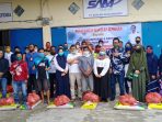 Owner PT.Semuwa Group bersama karyawannya usai menyerahkan bantuan sembako secara simbolik di Sentani, selasa (2842020).