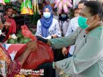 Sekda Jayapura saat menyerahkan bantuan sembako kepada KPM disela-sela launching bantuan sosial tahun 2020 dari Kementerian Sosial.