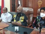 Wakil Gubernur Papua, Klemen Tinal didampingi Ketua harian PB PON dan Ketua DPRP saat menyaksikan rapat terbatas kabinet melalui virtual.(Foto. Istimewa)