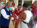 Bupati Jayapura saat menyerahkan bantuan paket sembako secara simbolik dari Kesbangpol kepada korban konflik.