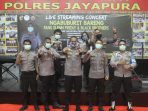Kapolres Jayapura bersama anggotanya saat berphoto bersama usai live streaming di Medsos melalui Concert Cycloop band Polres Jayapura.(Foto. Humas Polres Jayapura)