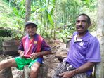 Masyarakat Kampung Misioni,Kepulauan Yapen, Piter Kumbubui dan Petrus Kumbubui masih menceritakan kisah berburu dengan cara memanggil (Foto. Andre)