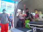 Seorang Ibu bersama anaknya saat melambaikan tangan saat diantarkan pulang Oleh Ambulance RSUD Biak Numfor lantaran dinyatakan sembuh dari Covid-19.(Foto. Dessy)