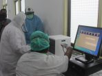 Simulasi pemeriksaan Swab di Laboratorium RSUD Serui.(Foto. Andrew)