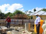 Wakil Ketua gugus tugas Covid-19 Kabupaten Waropen saat meninjau pembangunan tempat Isolasi pasien Covid-19.(Foto.Rich)