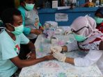 Warga Waropen saat menjalani pemeriksaan Rapid Test oleh gugus tugas penanggulangan Covid-19.(Foto. Rich)