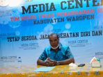 Bupati Yermias Bisai saat mengumumkan 11 OTG dengan hasil negatif melalui Press Conference di Posko Induk Covid-19 Kabupaten Waropen.( Foto.Rich)