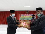Ketua DPRD Kabupaten Jayapura saat menyerahkan pengesahan 6 Usulan Raperda dari Eksekutif.( Foto. Ty)