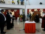 Ketua Pengadilan Negeri Serui saat melantik 2 Pimpinan DPRD Yapen.( Foto. Andre)