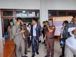 Wakil Ketua I DPRD Kepulauan Yapen saat akan di kembalikan ke Lapas Kelas II-b Serui usai dilantik sebagai Pimpinan Dewan.( Foto. Rich)