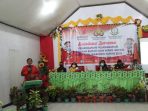 Anggota Bawaslu Provinsi Amandus Situmorang SH MH saat memberi sambutan pada pembukaan sosialisasi bersama penanganan pelanggaran Pemilihan Bupati dan Wakil Bupati Kabupaten Waropen.( Foto. Rich)