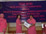 Ketua Byangkari daerah Papua saat menyerahkan paket sembako kepada anggota Byangkari yang ditinggal tugas suaminya.(Foto. Humas Polda Papua)
