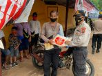 Personil Dit. Binmas Polda Papua saat membagikan sekarung beras kepada masyarakat.( Foto. Humas Polda Papua)
