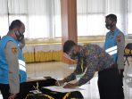 Peserta penerimaan Bintara saat menandatangani Pakta Integritas penerimaan Bintara Polri.( Foto. Humas Polda Papua)