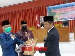 Wabup Jayapura saat menyerahkan dokumen LKPD Kabupaten Jayapura Tahun 2019
