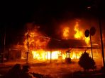 Api saat membakar 11 ruko di jalan pasar lama, Oksibil, Pegubin.( Foto. Humas Polda Papua)