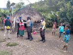 Kapolsek Bokondini saat memberikan masker dan mensosialisasikan protokol kesehatan bagi masyarakat.( Foto. Humas Polda Papua)