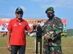 Ketua Asprov PSSI Papua saat berphoto bersama dengan Pangdam XVIICenderawasih usai pembukaan turnamen sepak bola usia dini.(Foto. Andik)