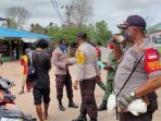 Polsek Ederan saat mensosialisasikan protokol kesehatan.( Foto. Humas Polda Papua)