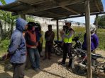 Satlantas Polres Jayawijaya saat menghimbau pangkalan ojek wajib pakai masker.( Foto. Humas Polda Papua)