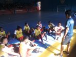 Tim Futsal PON Papua saat mendengar arahan dari Asisten pelatih.( Foto. Andik)