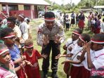Tim psikologi biro SDM Polda Papua saat memberikan edukasi dan trauma healing kepada anak SD Inpres Timika,( Foto. Humas Polda Papua)