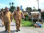 Pjs Bupati Waropen Dr.Drs Muhammad Musa'ad M.Si saat berjalan menuju kantor Dinas PU dan Bappeda didampingi pejabat eselon Pemda Waropen.(Foto. Rich)